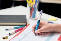 Bic 4 Colours Grip stylo bille 4 couleurs, moyen, 4 couleurs d'encre classique, corps bleu-1